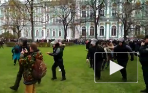 Видео: у Зимнего дворца задержали подростков-участников митинга