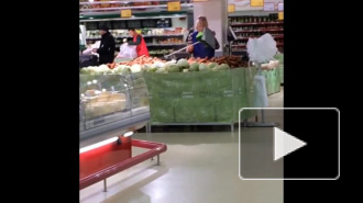 Скандальное видео из Челябинска: уборщица в магазине высыпала мусор на продукты