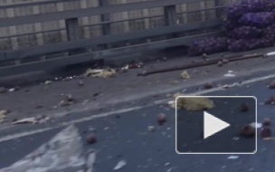 Видео: грузовик растерял овощи на севере КАД