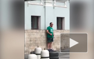 Видео: мужчина облил себя бензином у здания Минстроя в Москве
