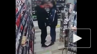 Видео: двое мужчин пытались украсть продукты на 4500 рублей в центре Петербурга