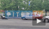 Видео: мужчина с металлом прошелся по городу в сопровождении полицейских