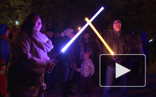 Петербуржцы оставляют послания на фасаде театра и борются на джедайских мечах на световом фестивале LumiFest