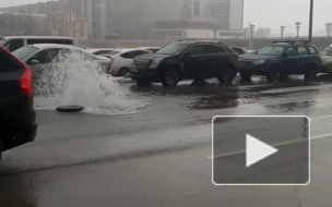 Видео: движение по Петроградской набережной восстановлено после прорыва трубы