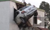 Видео из США: Водитель вылетел с трассы и "припарковался" на второй этаж дома