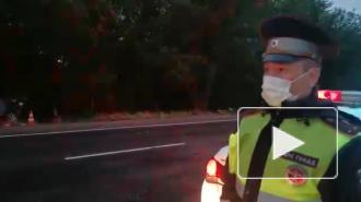 Водитель Renault съехал в кювет и врезался в дерево в Ленобласти