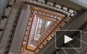 Мужчина прыгнул в лестничный пролёт и расколол себе череп