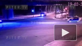 Два авто не поделили дорогу на перекрестке Лесного и 1-й Муринского проспектов