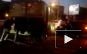 Новосибирцам пришлось толкать троллейбус, чтобы успеть на работу