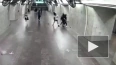 В московском метро мужчина избил иностранца за нежелание ...