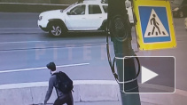 Видео: на Ушаковском мосту Nissan подмял под себя велосипедиста 