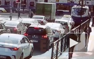 На Суворовском проспекте троллейбус задом сбил пенсионерку