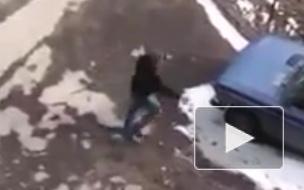 Неадекватный водитель едва не сбил женщину с ребенком на Карпинского и пустился в пляс