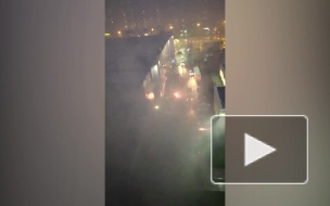 Видео: на Ленинском проспекте  у "Фиолента" сгорел автомобиль