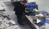 Видео: саратовец облегчился на одежду в бутике