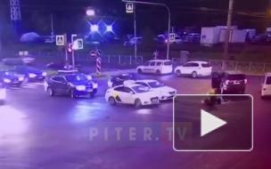 Видео: доставщик еды на мотоцикле врезался в машину на Маршала Блюхера