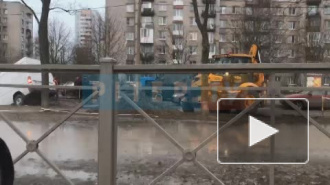 Видео: на проспекте Ветеранов прорвало трубопровод с кипятком, "Мерседес" провалился под землю