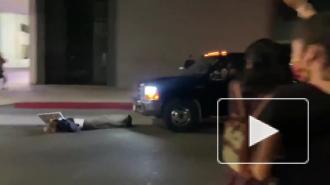 Внедорожник сбил одного из протестующих в Лос-Анджелесе