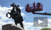 Видео: Две петербурженки помыли Медного всадника