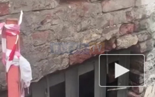 Видео: в доме на Гончарной улице окна и мебель стали мокрыми из-за пара