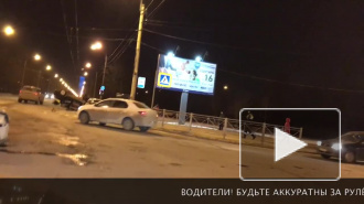 Видео: В Петербурге после аварии на крышу опрокинулась машина такси