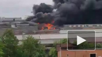 Пожар на Кировском заводе тушат вертолет МЧС: видео