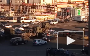 На проспекте Просвещения военный автомобиль подмял под себя легковушку