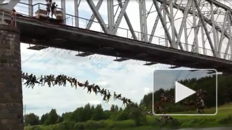 В Твери с моста одновременно прыгнули 133 экстремала
