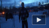 Спорт зимой на снегу - прыжки на скакалке и подтягивание на турникете