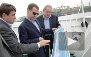 Медведев со строителями первыми проехали по мосту на остров Русский