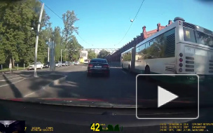 На Обуховской обороны нервный водитель заварушку на проезжей части