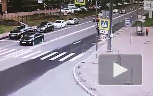 Видео: на перекрёстке Есенина и Северного рухнул светофор 