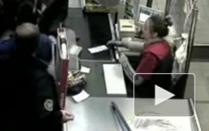 В Петербурге кассирша порезала надоедливого покупателя