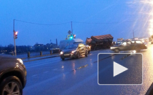 На Октябрьской набережной КАМАЗ перевернулся и смял три легковушки