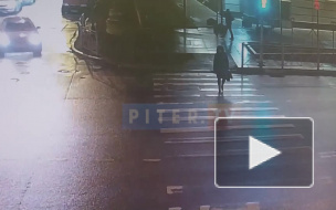 Видео: в Петербурге женщина переходила дорогу на "зеленый" и попала под машину