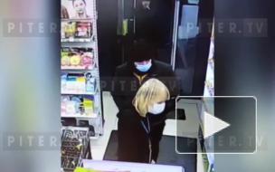 Двое мужчин с газовыми баллончиками ограбили магазин на Пражской улице - видео