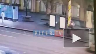 Видео: водитель иномарки вылетел на пешеходную зону Гостиного двора