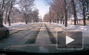 Обгон на заснеженной дороге.