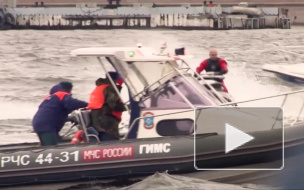 Пограничники спасли трех пассажиров перевернувшейся лодки в Нарвском водохранилище