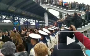 В Севастополе первый поезд из Санкт-Петербурга встретили танцами и с оркестром