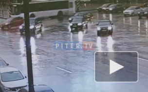 "Яндекс.Такси" врезался в легковушку на площади Восстания