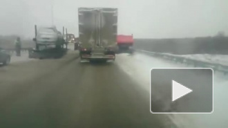 Появилось видео жутких последствий ДТП легковушки и трех мощных грузовиков в Новосибирске
