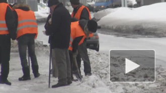 Петербуржцев предупреждают об угрозе падения сосулек и снега