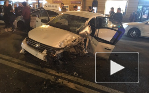 На Невском в массовом ДТП столкнулись 5 автомобилей