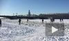 Петербуржцы-экстрималы: горожане гуляют по месту прохода ледокола