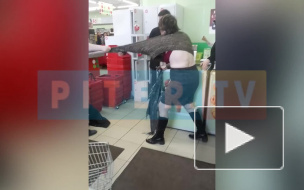 Видео: воровка попыталась украсть из "Пятерочки" на Ленинском алкоголь и продукты