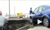Автомобиль в яме с кипятком: очередной прорыв на Маршала Казакова, 40