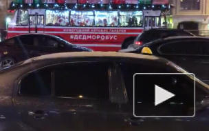 В Петербурге появился праздничный "Дедморобус" с оркестром 