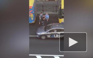 На Московском неадекватный мужчина кидался под колеса и что-то кричал