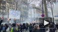 В Париже полиция применила слезоточивый газ против ...